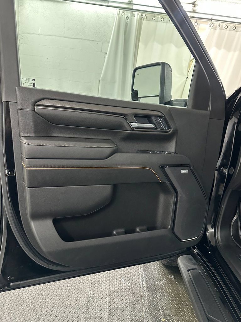 Used 2025 GMC Sierra 2500 AT4 w/ AT4 Premium Plus Package AWD/4WD image 8