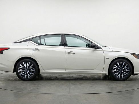 Used 2025 Nissan Altima 2.5 SV FWD image 11