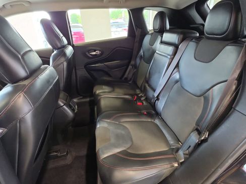 Used 2016 Jeep Cherokee Trailhawk AWD/4WD image 33