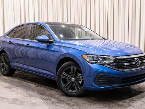 Used 2024 Volkswagen Jetta SE w/ Panoramic Sunroof Package image 2