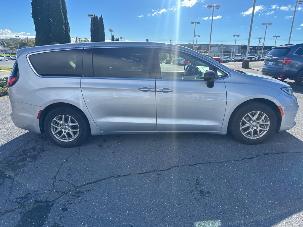 Used 2024 Chrysler Pacifica Touring-L FWD image 2