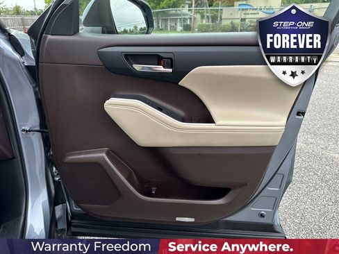 Used 2022 Toyota Highlander XLE FWD image 38