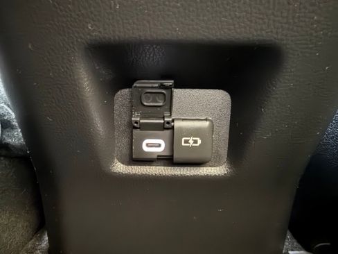 Used 2025 Toyota RAV4 SE image 32