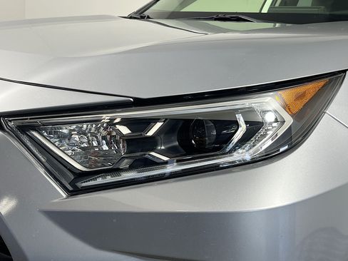 Used 2021 Toyota RAV4 XLE AWD/4WD image 12