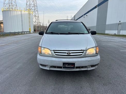 Used 2002 Toyota Sienna LE image 2