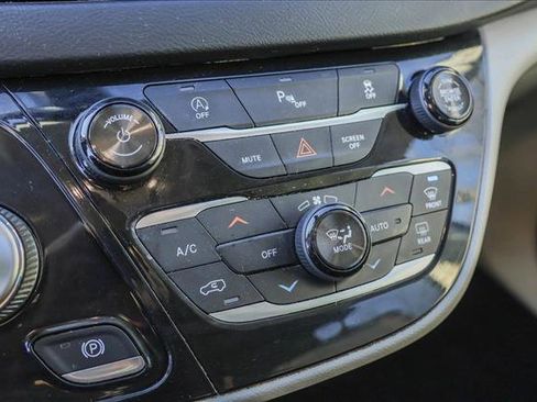 Used 2018 Chrysler Pacifica Touring Plus w/ Tire & Wheel Group image 19