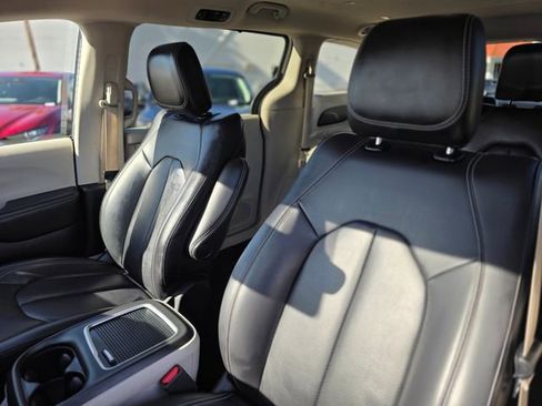 Used 2023 Chrysler Pacifica Touring-L image 17