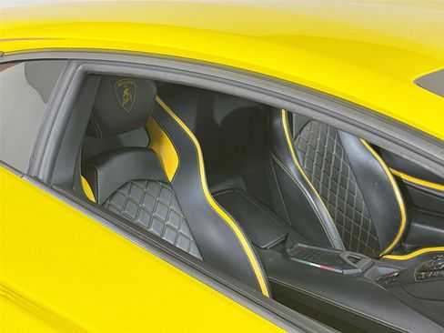 Used 2018 Lamborghini Aventador S image 25