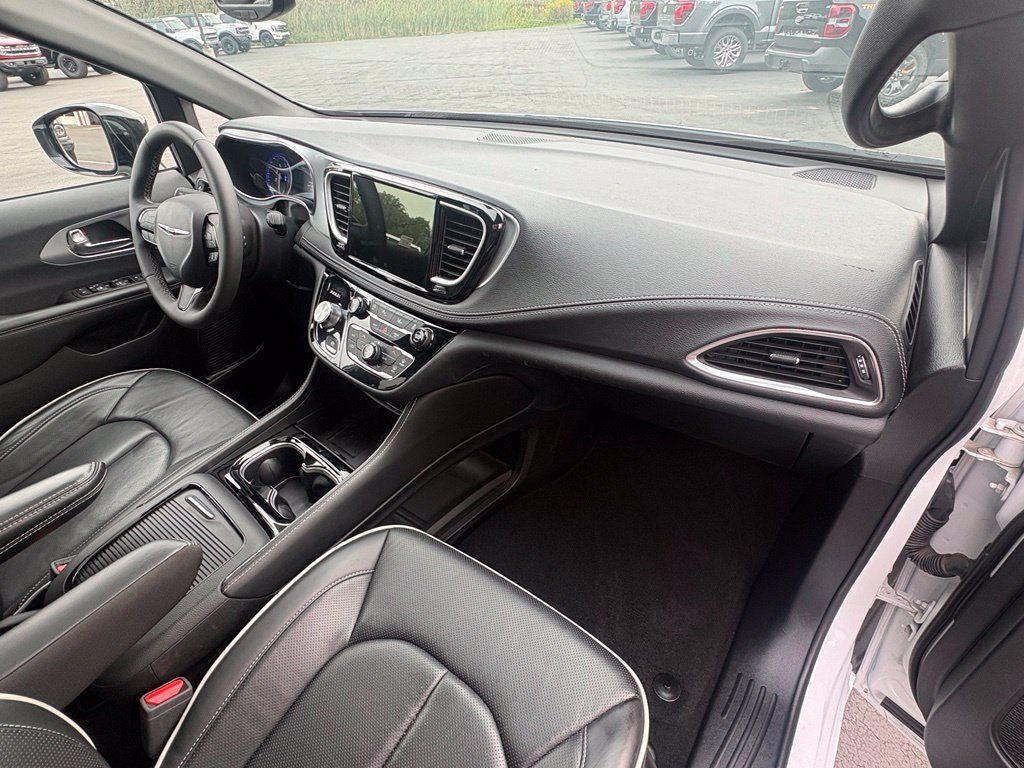Used 2025 Chrysler Pacifica Limited FWD image 39