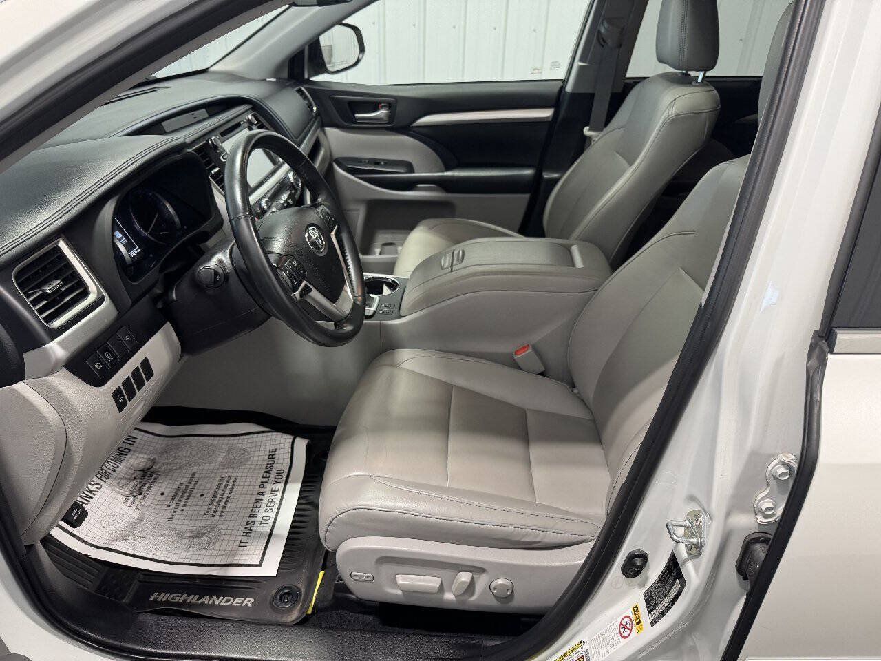 Used 2019 Toyota Highlander XLE AWD/4WD image 10