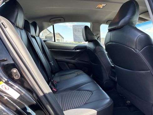 Used 2018 Toyota Camry SE w/ Convenience Package FWD image 19