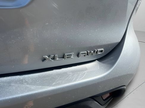 Used 2022 Toyota Highlander XLE AWD/4WD image 9