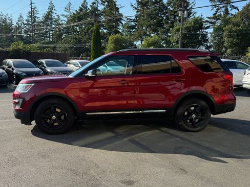 Used 2017 Ford Explorer XLT w/ Equipment Group 202A AWD/4WD image 4
