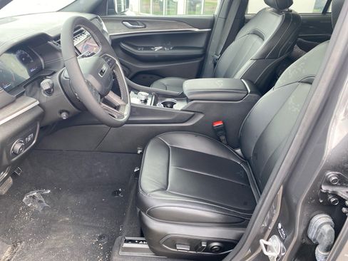 Used 2025 Jeep Grand Cherokee Limited w/ Luxury Tech Group II image 9