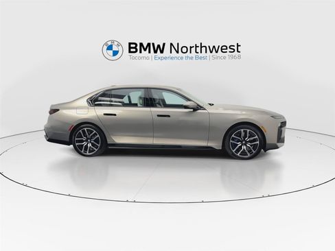 Used 2025 BMW 760i xDrive w/ Premium Package AWD/4WD image 5