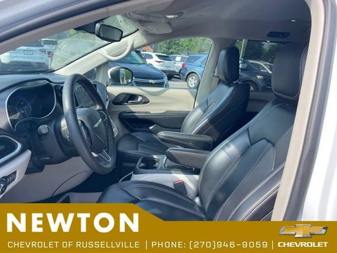 Used 2023 Chrysler Pacifica Touring-L FWD image 4