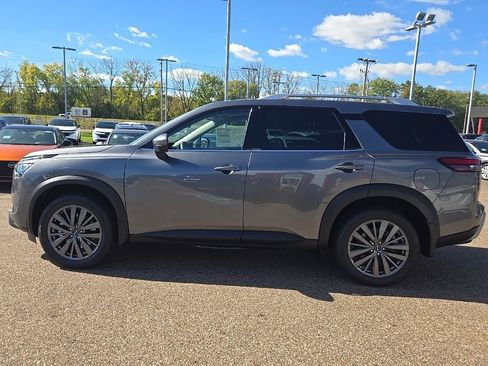 New 2025 Nissan Pathfinder SL image 5