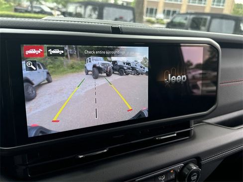 Used 2024 Jeep Gladiator Rubicon w/ Technology Group image 28