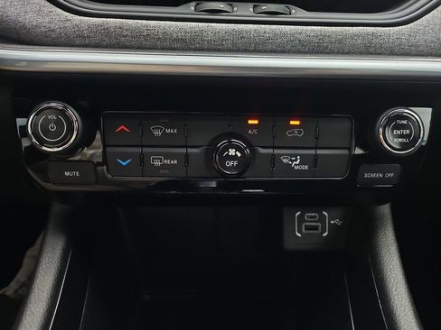 Certified 2025 Jeep Compass Latitude image 21