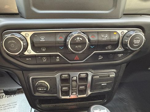 Used 2019 Jeep Wrangler Unlimited Sahara w/ LED Lighting Group AWD/4WD image 43