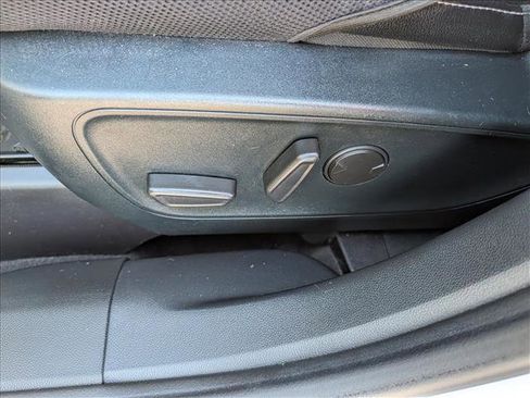 Used 2020 Ford Escape Titanium image 30