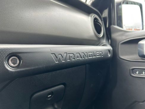 Used 2023 Jeep Wrangler Unlimited w/ Sun & Screen Package image 32