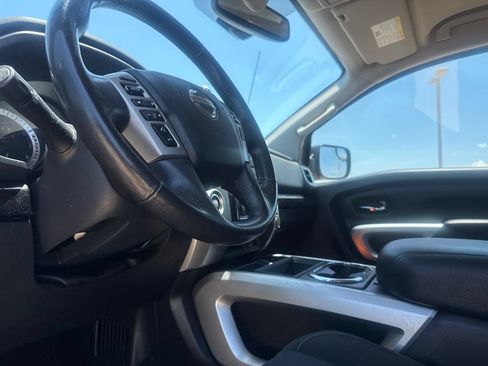 Used 2018 Nissan Titan SV w/ SV Convenience Package RWD image 35