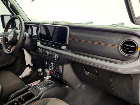 Used 2025 Jeep Gladiator Mojave w/ Convenience Group AWD/4WD image 25