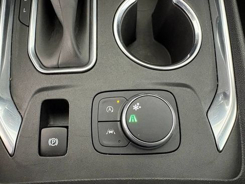 Used 2023 Chevrolet Traverse LS FWD image 10