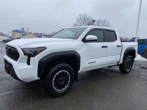 Used 2024 Toyota Tacoma TRD Off-Road w/ TRD Off Road Upgrade Package image 8