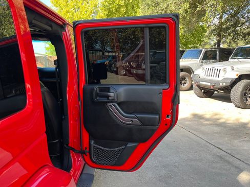 Used 2018 Jeep Wrangler Unlimited Sahara image 39
