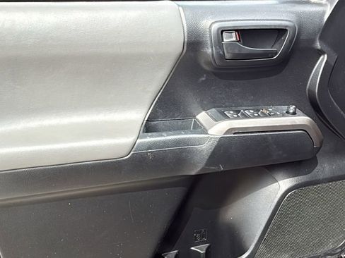 Used 2022 Toyota Tacoma SR5 RWD image 18