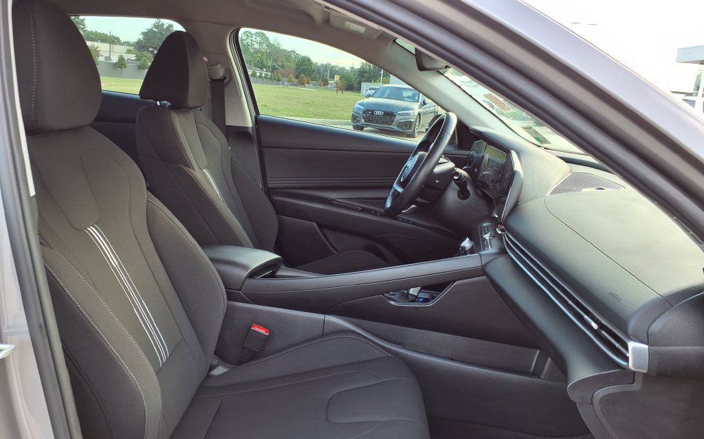 Used 2023 Hyundai Elantra SEL w/ Convenience Package FWD image 17