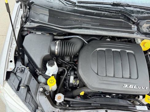 Used 2016 Dodge Grand Caravan SE image 10