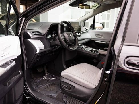 Used 2025 Toyota Sienna LE image 28