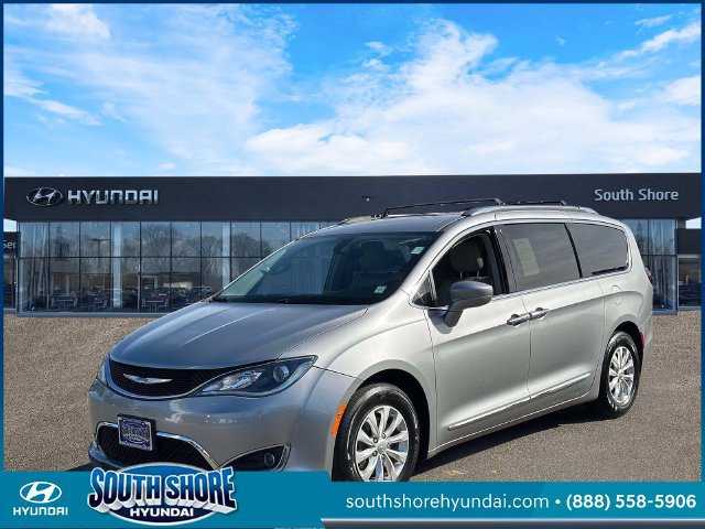 Used 2018 Chrysler Pacifica Touring-L FWD image 4