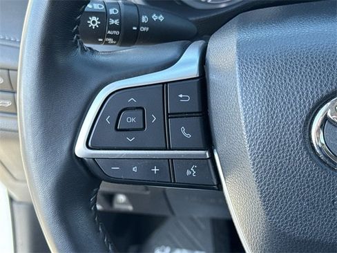Used 2023 Toyota Highlander XLE image 27