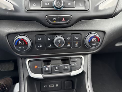 Used 2023 GMC Terrain SLE w/ Driver Convenience Package image 25