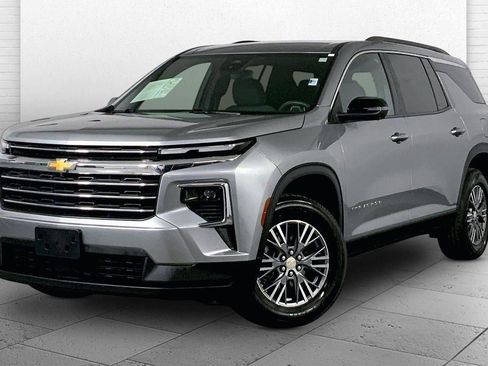 Used 2024 Chevrolet Traverse LT image 12