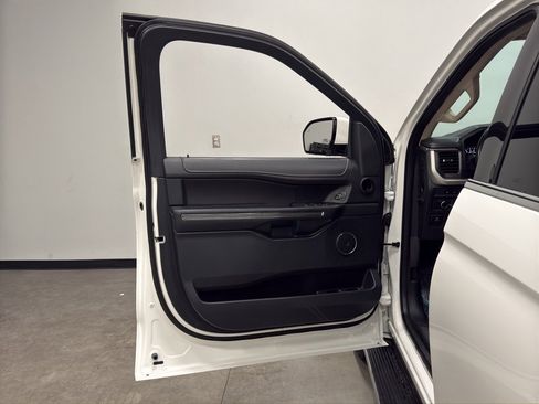 Used 2022 Ford Expedition XLT image 9