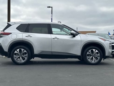 Used 2023 Nissan Rogue SV image 9