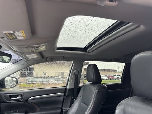 Used 2017 Toyota Highlander Limited AWD/4WD image 19