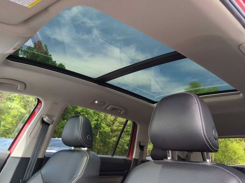 Used 2021 Volkswagen Atlas SE w/ Panoramic Sunroof Package FWD image 22
