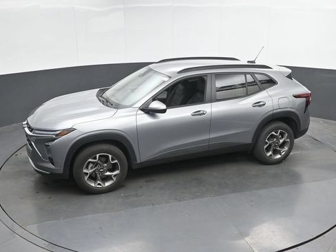 Used 2025 Chevrolet Trax LT w/ LT Convenience Package FWD image 33