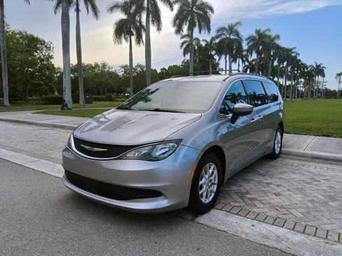 Used 2021 Chrysler Voyager Lxi FWD image 3