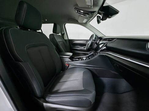 Used 2023 Jeep Grand Cherokee Laredo w/ Luxury Tech Group I image 30