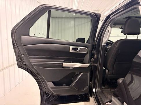 Used 2022 Ford Explorer XLT AWD/4WD image 13