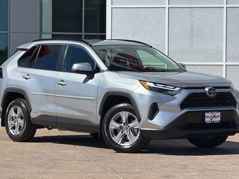 Used 2025 Toyota RAV4 XLE AWD/4WD image 2