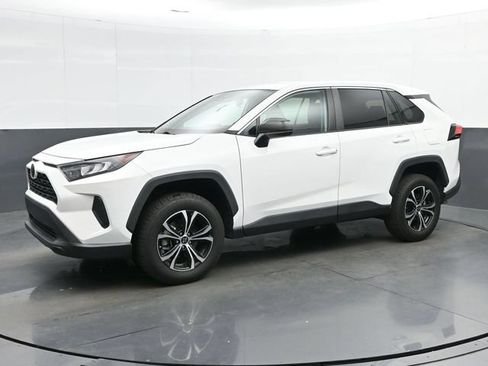 Used 2022 Toyota RAV4 LE FWD image 4