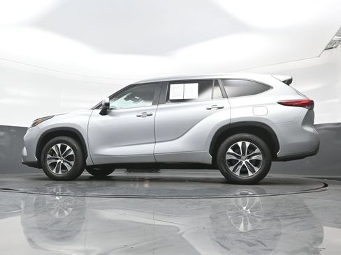 Used 2023 Toyota Highlander XLE FWD image 31